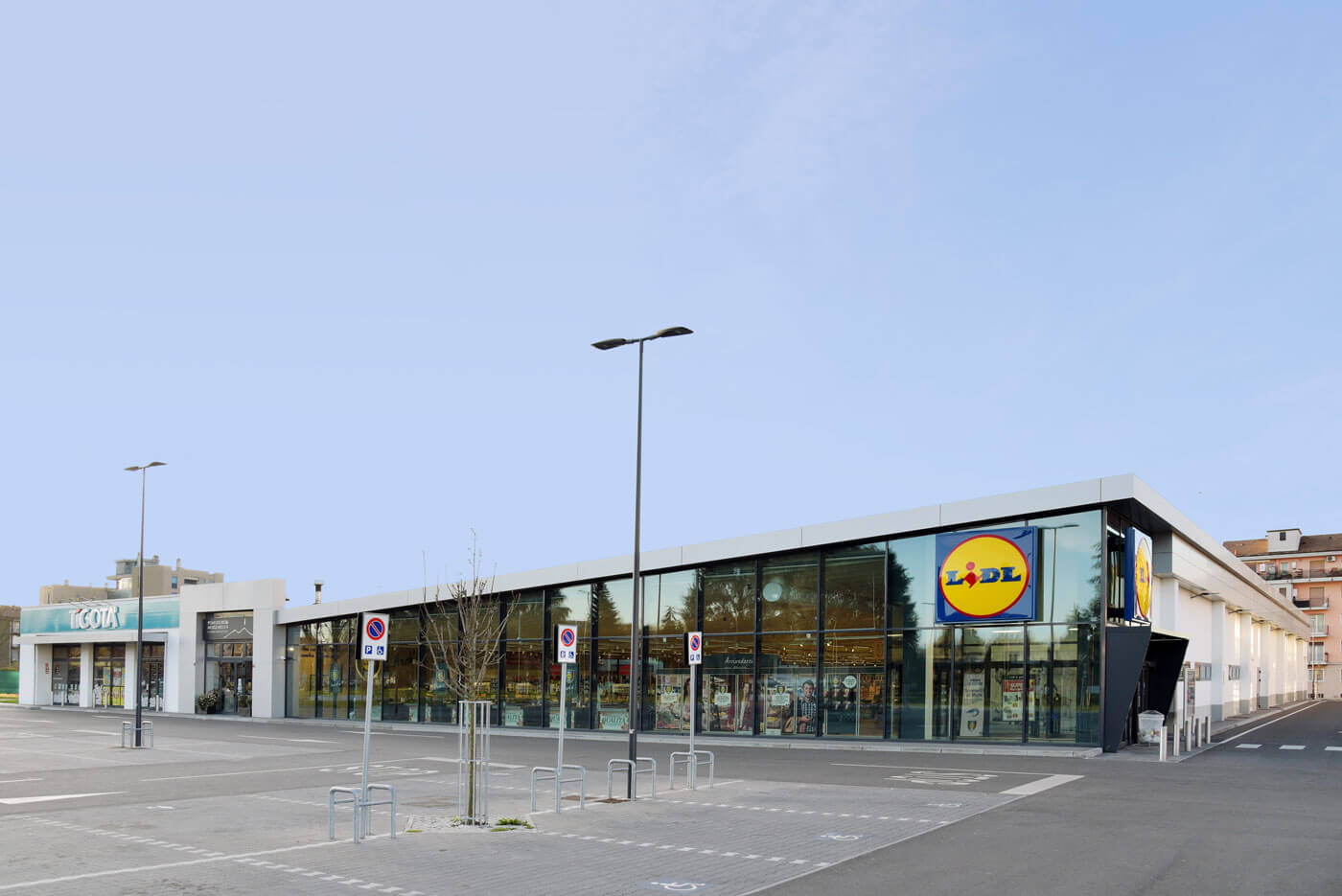 Costruzione supermercati con parcheggio Bollate